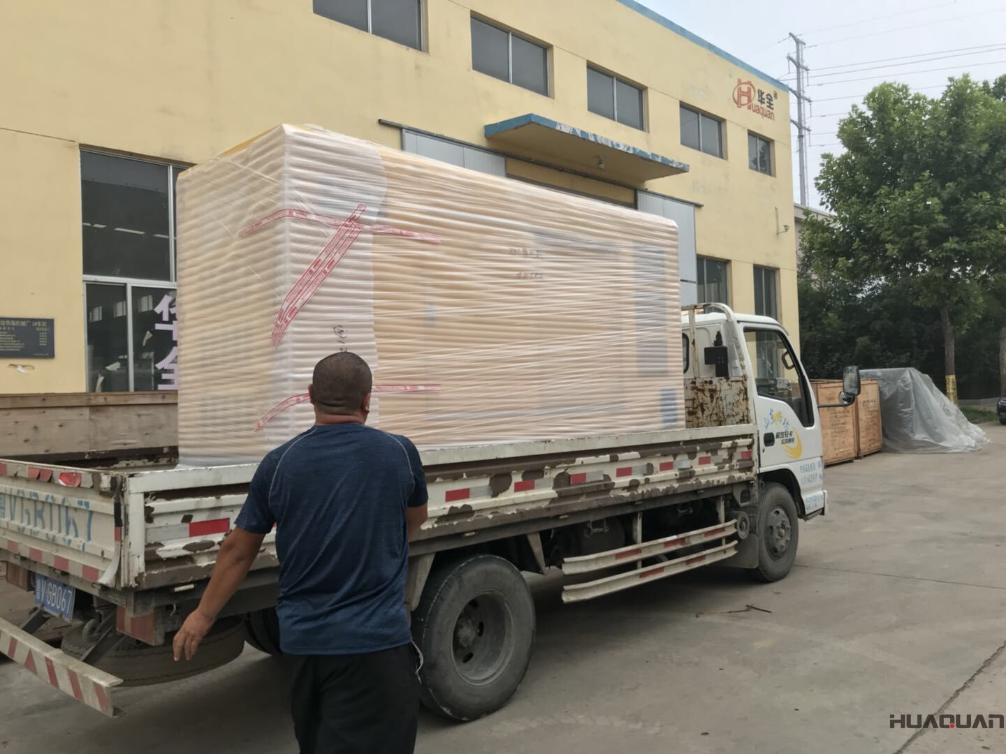 7月13日一臺HQ5GF靜音箱柴油一體機從華全順利發往青島港口