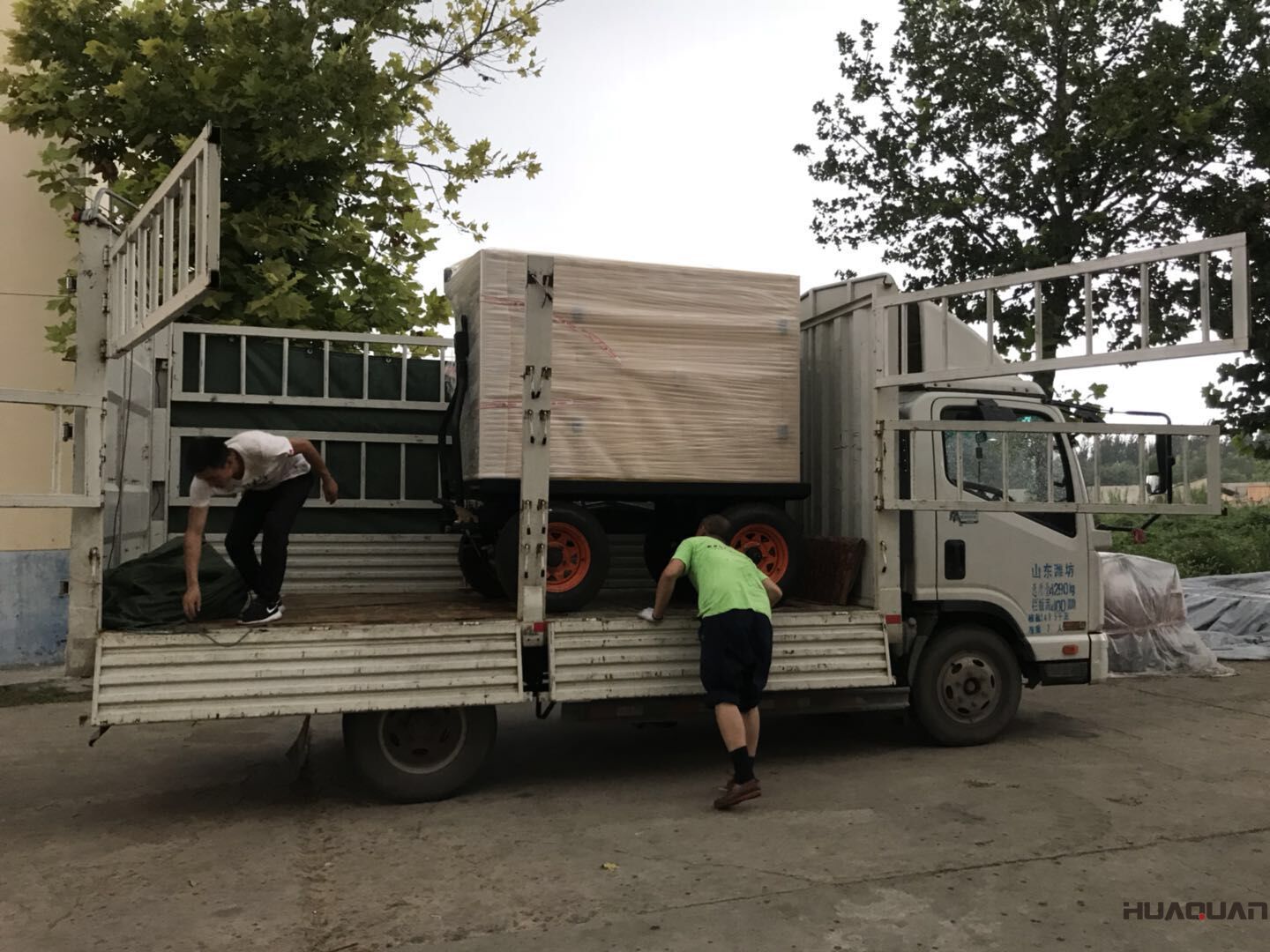 一臺120kw移動拖車柴油發電機組于8月5日順利發往河南