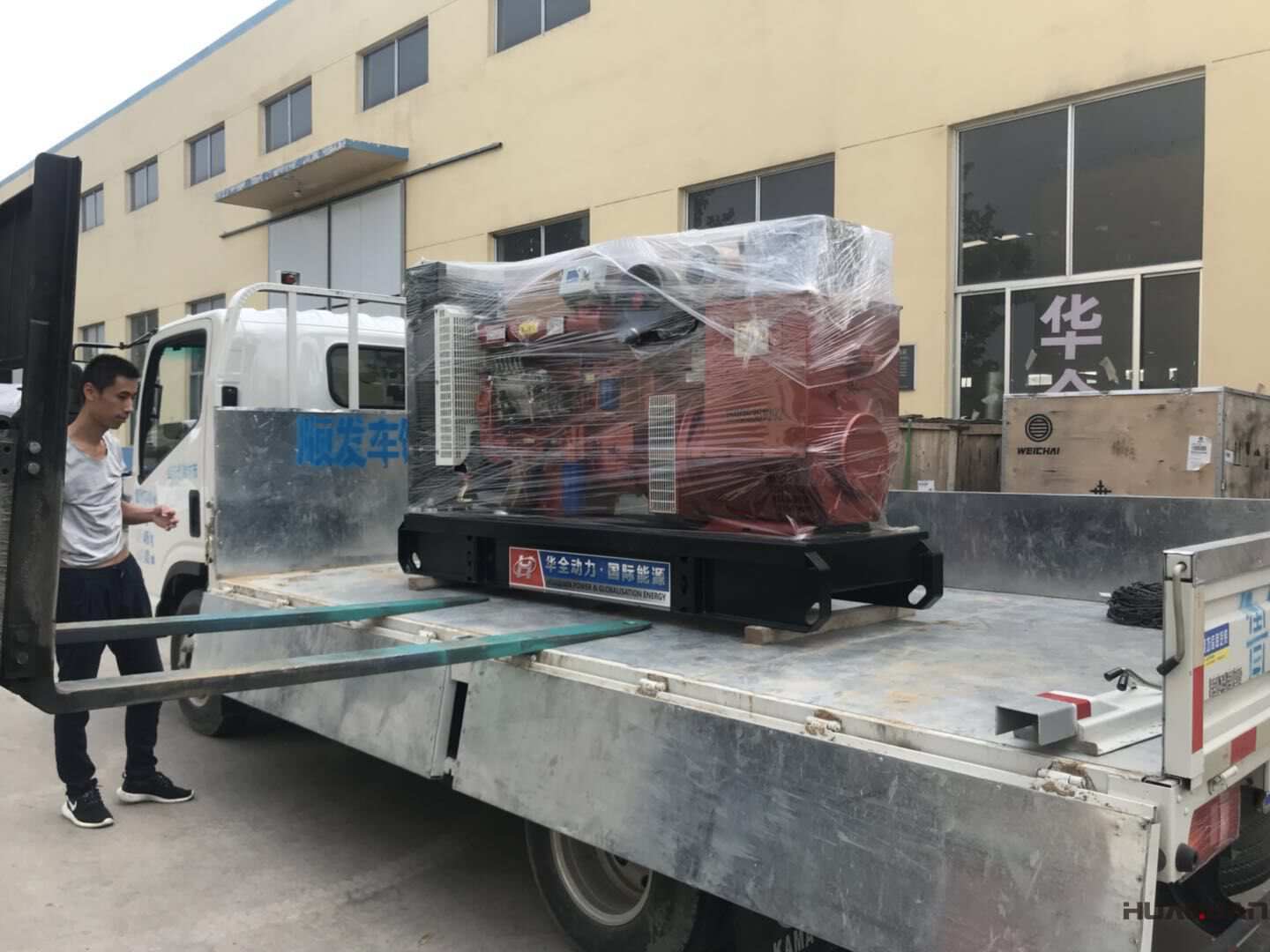 一臺(tái)100kw標(biāo)配型柴油發(fā)電機(jī)組于9月7日發(fā)往山東