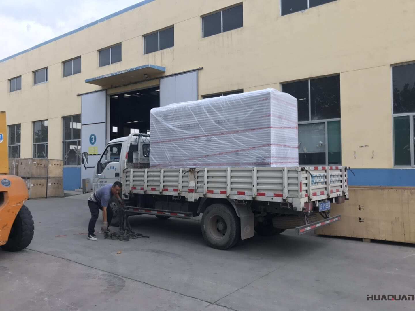 一臺(tái)30kw靜音箱柴油發(fā)電機(jī)組于10月22日從華全動(dòng)力順利發(fā)往山東煙臺(tái)