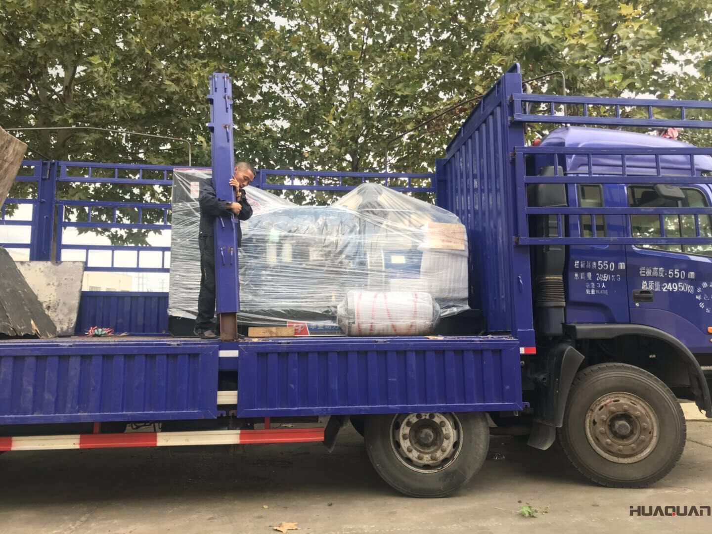 遼寧岳先生10月25日從華全動力訂購了一臺300kw底座油箱立柜四保護柴油發電機組，現已順利發往目的地