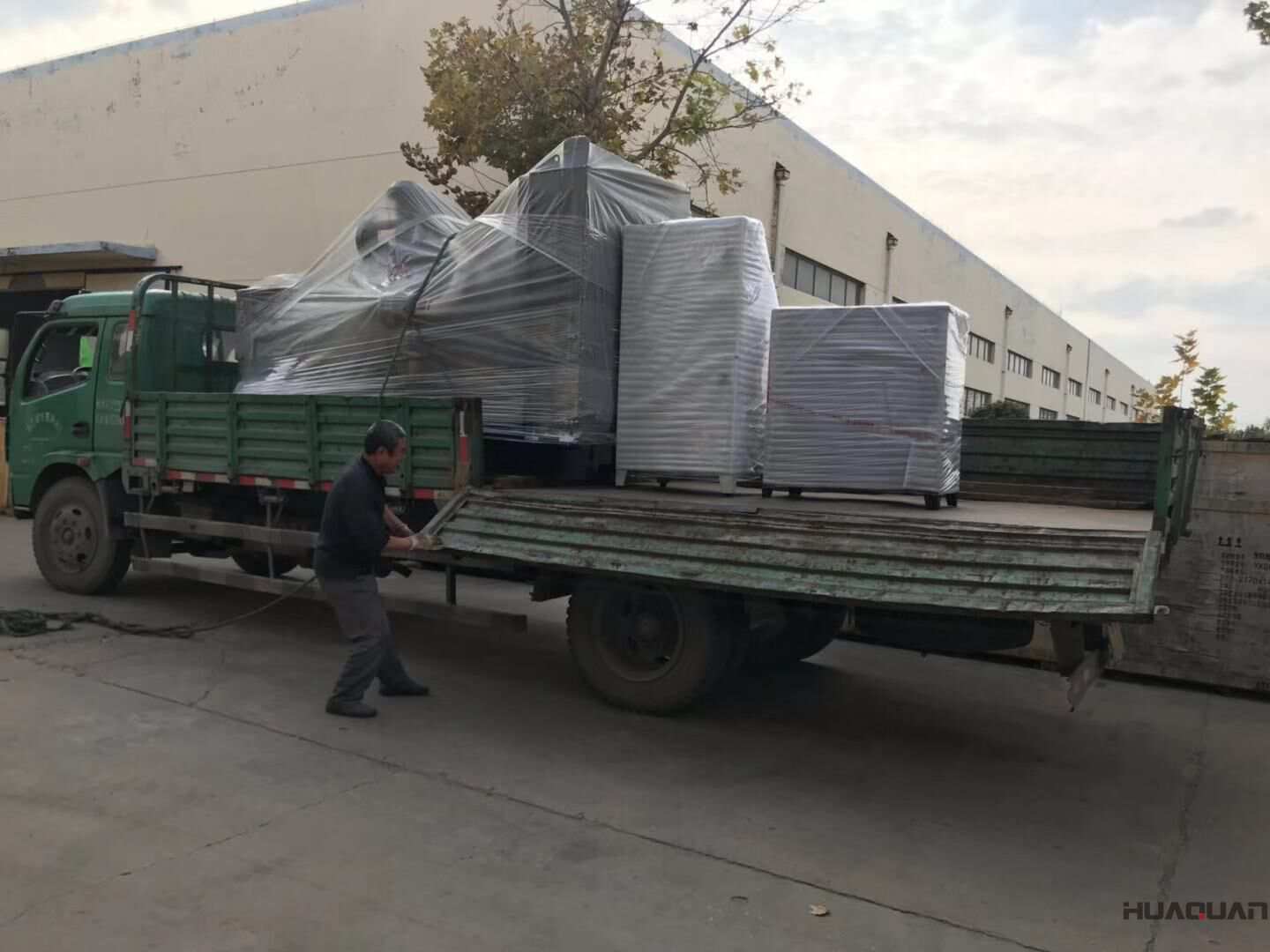 10月30日，山東吳先生在華全動(dòng)力訂購了一臺(tái)600kw靜音箱柴油發(fā)電機(jī)組，現(xiàn)已檢查無誤正式發(fā)往目的地