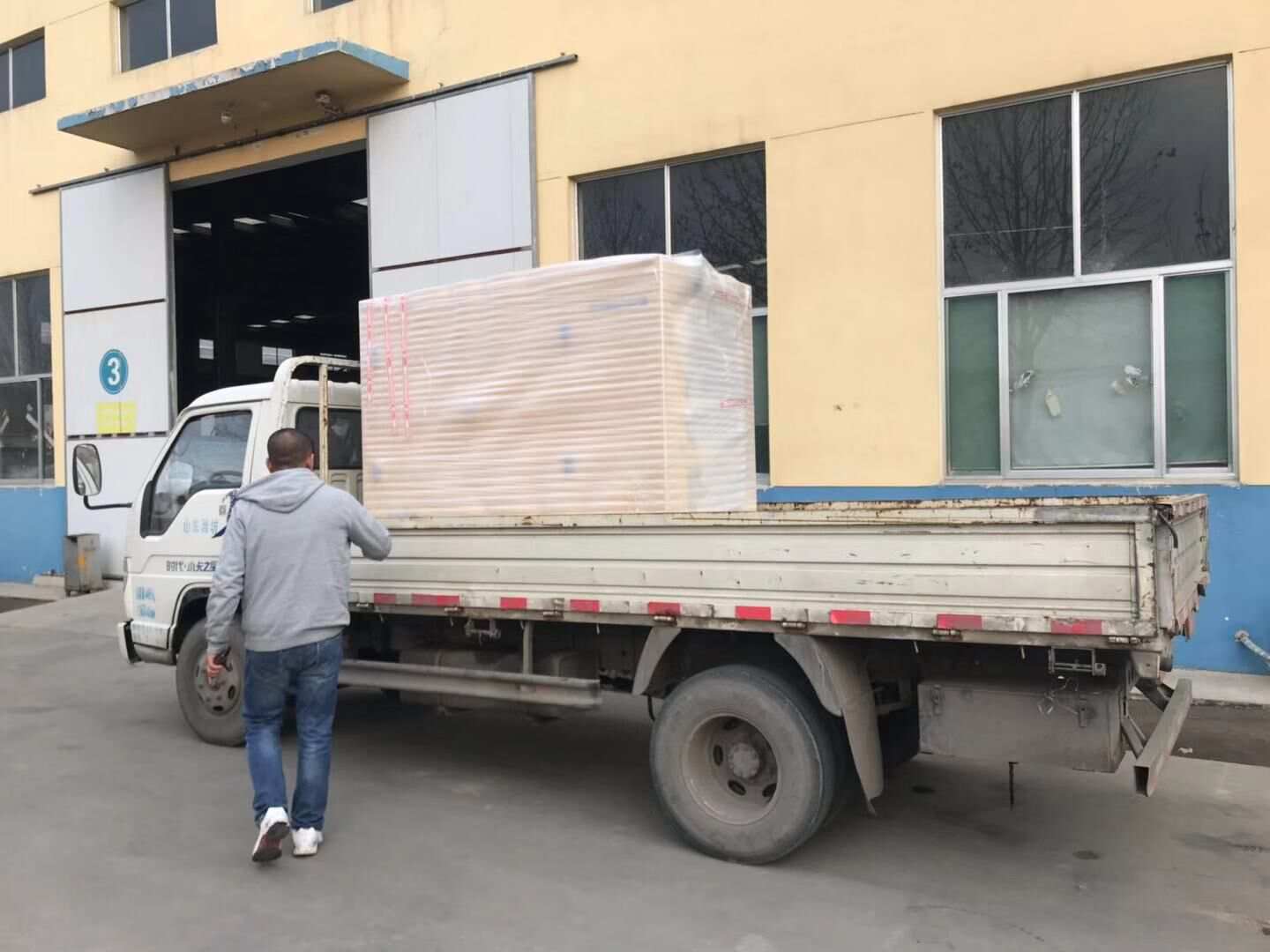 河北省申先生從華全動(dòng)力采購的一臺(tái)20kw標(biāo)配柴油發(fā)電機(jī)組于12月24日成功發(fā)往目的地