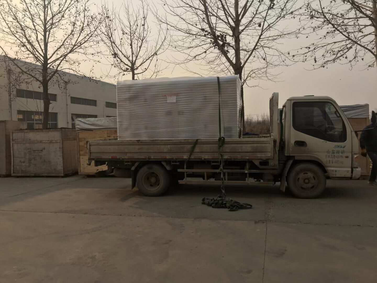 李先生從華全動(dòng)力采購的一臺(tái)100kw靜音箱柴油發(fā)電機(jī)組已于1月3日順利發(fā)往河北省