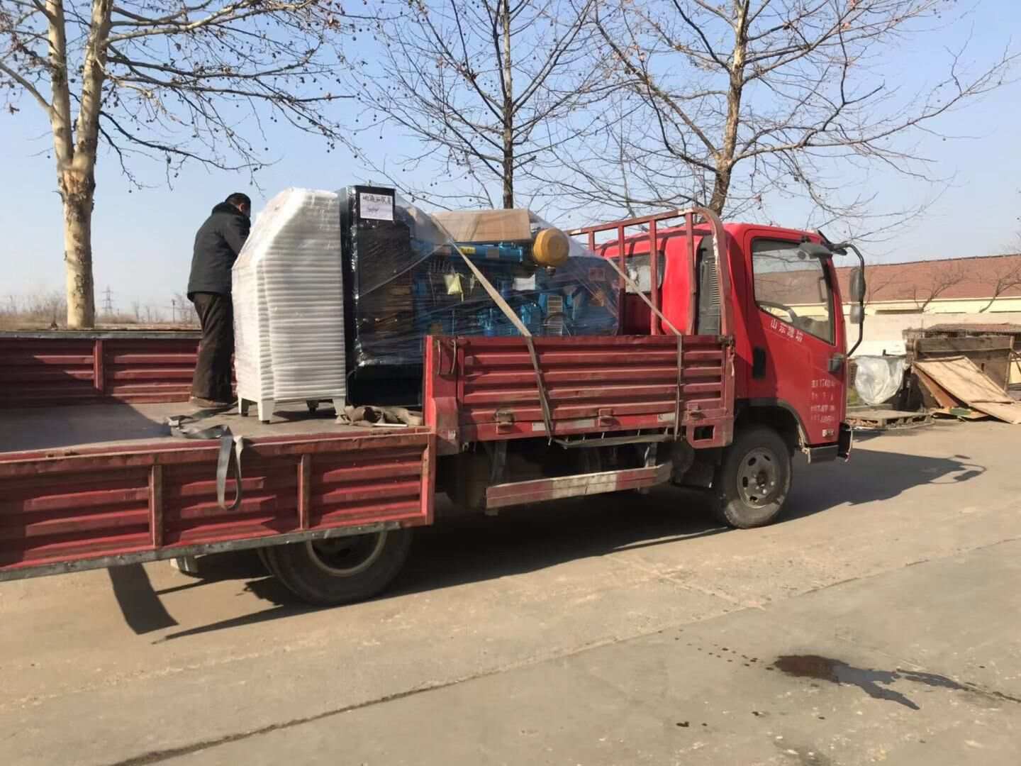 許先生從華全動(dòng)力采購的50kw底座油箱立柜柴油發(fā)電機(jī)組于1月11日順利發(fā)往內(nèi)蒙古